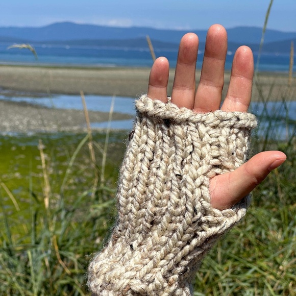 Hand Knit Chunky Wool Fingerless Gloves ~ Unisex - Picture 2 of 7